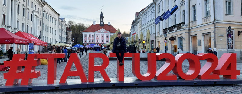 Katrin Groth auf dem Schriftzug zur Kulturhauptstadt 2024 in Dorpat/Tartu. Foto: © Deutsches Kulturforum östliches Europa, Martin Pabst